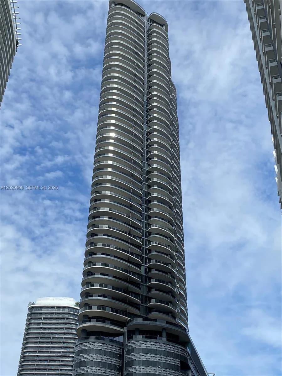 Brickell Flatiron Unit 3412 condo pending at 1000 Brickell Plz # 3412, Miami FL 33131